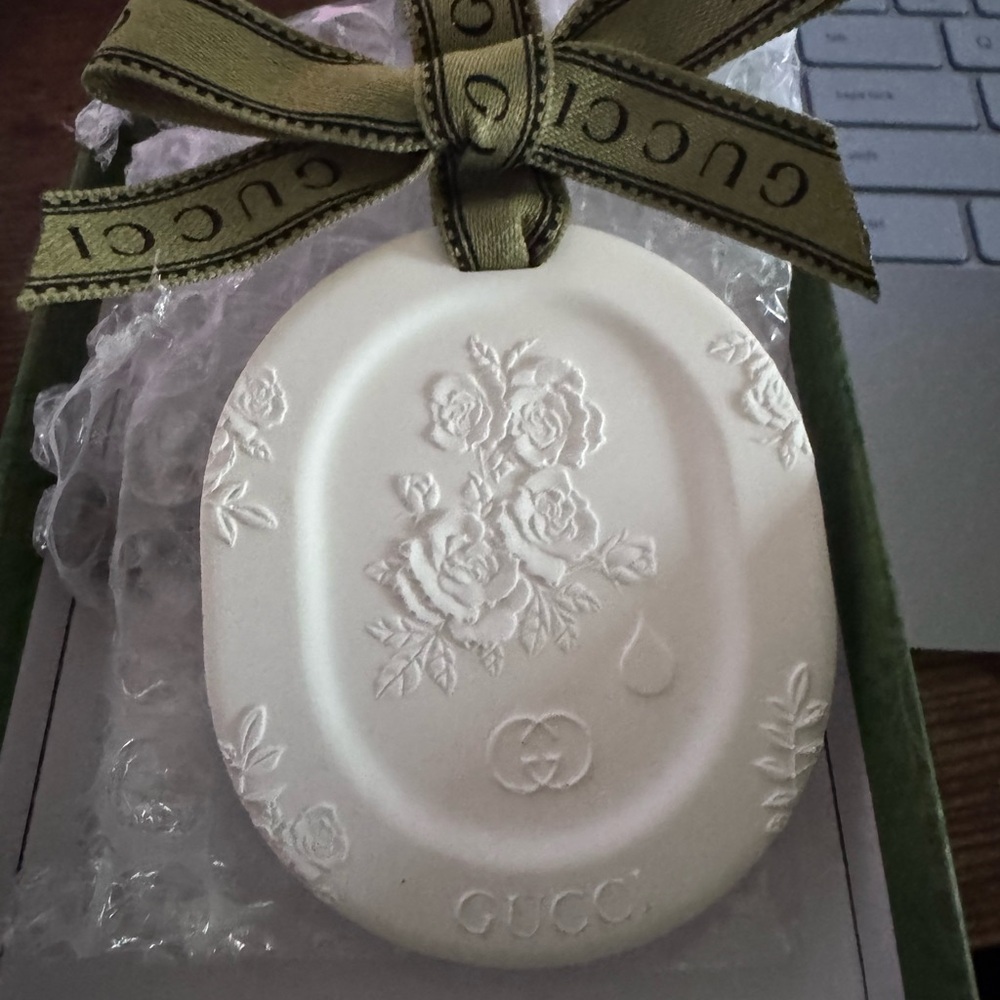 Gucci White Defuser Stone with Green Ribbon Packaging - Picture 2 of 2